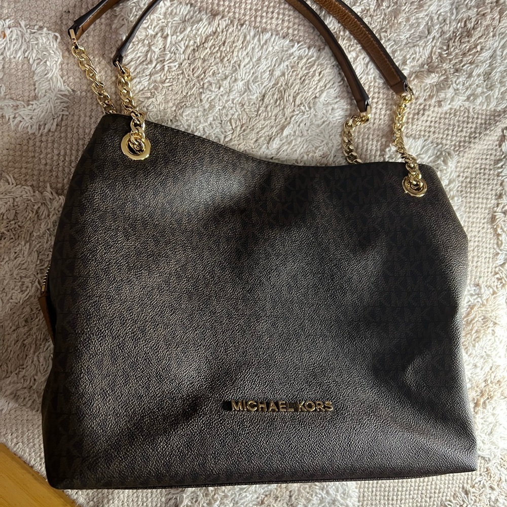 Michael Kors large chain hand bag (HALF OFF)‼️‼️ - Picture 3 of 8